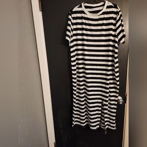 Used Shein Curve 1XL long black and white strip dress with slit